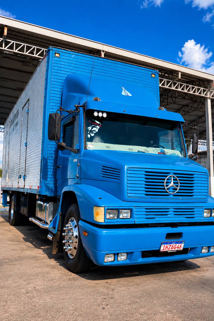 Frota da JR Transportes estacionada na estrutura da empresa